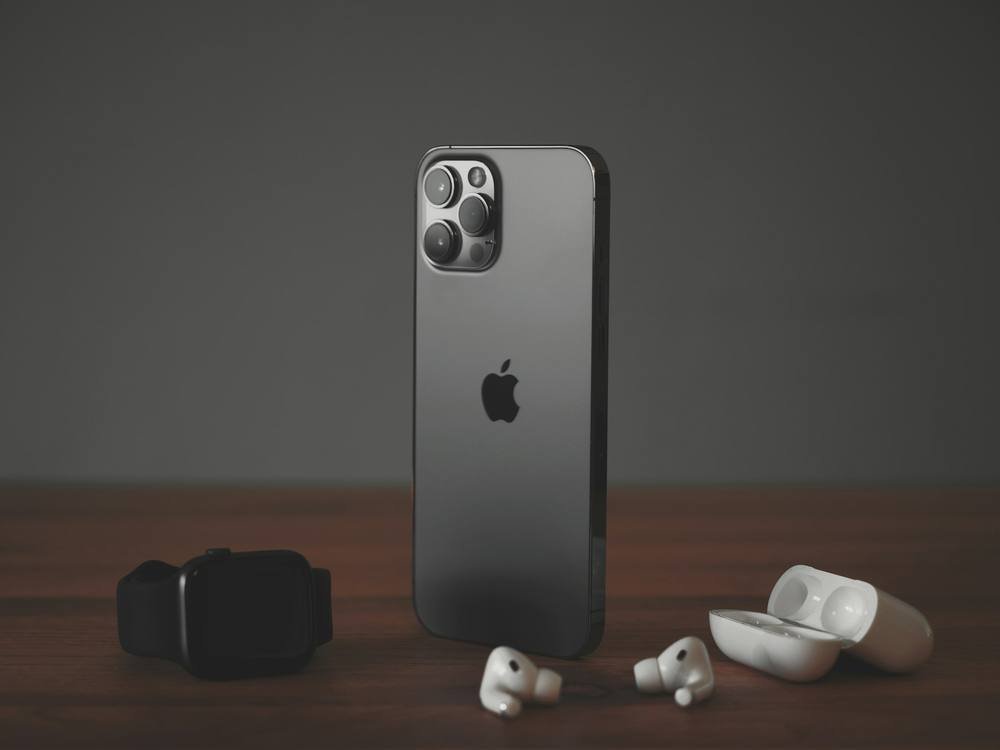 iPhone sobre superfície neutra
